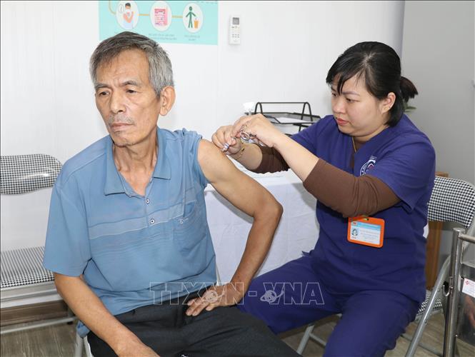 Người dân chủ động tiêm vaccine cúm tại Bệnh viện Đa khoa tỉnh Ninh Bình. Ảnh: Thùy Dung - TTXVN