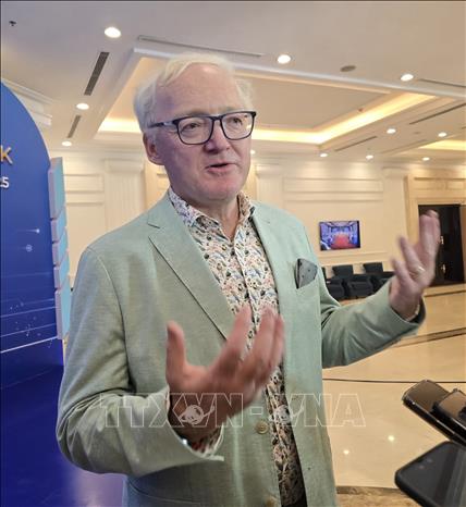 Giáo sư ngành Trí tuệ nhân tạo Toby Walsh, Đại học New South Wales, Australia, Hội viên Hội Khoa học Australia, Viện sĩ của Hiệp hội Máy tính Hoa Kỳ trao đổi với báo chí. Ảnh: Thu Phương-TTXVN