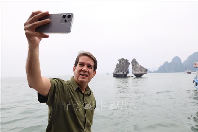 Chủ tịch hãng Thông tấn Prensa Latina của Cuba Jorge Legañoa Alonso ghi lại bức ảnh đẹp về vịnh Hạ Long. Ảnh: Đức Hiếu - TTXVN