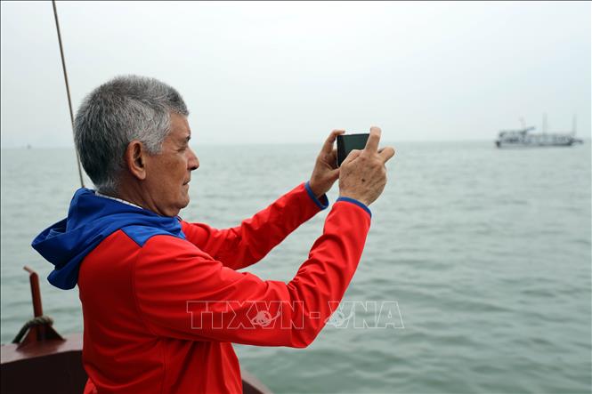 Đoàn công tác cùng ghi lại hình ảnh đẹp về vịnh Hạ Long. Ảnh: Đức Hiếu - TTXVN