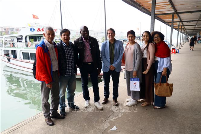 Đoàn chụp ảnh lưu niệm bên bến tàu Tuần Châu. Ảnh: Đức Hiếu - TTXVN