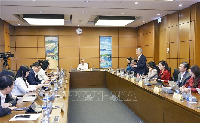 Đoàn đại biểu Quốc hội các tỉnh Bắc Ninh và Cà Mau thảo luận ở tổ. Ảnh: Doãn Tấn - TTXVN