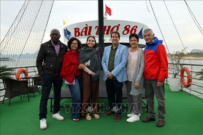 Đoàn chụp ảnh lưu niệm trên tàu tham quan vịnh Hạ Long. Ảnh: Đức Hiếu - TTXVN