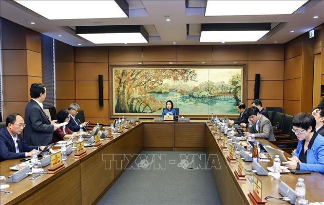 Đoàn đại biểu Quốc hội TP Hà Nội thảo luận ở tổ. Ảnh: Doãn Tấn - TTXVN