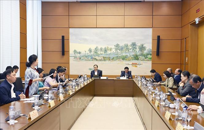 Đoàn đại biểu Quốc hội TP Cần Thơ và tỉnh Điện Biên thảo luận ở tổ. Ảnh: Doãn Tấn - TTXVN