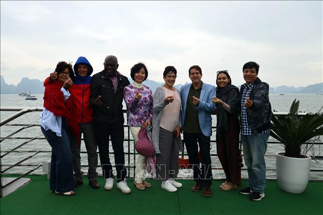 Đoàn chụp ảnh lưu niệm trên tàu tham quan vịnh Hạ Long. Ảnh: Đức Hiếu - TTXVN