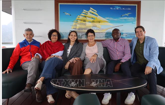 Đoàn chụp ảnh lưu niệm trên tàu tham quan vịnh Hạ Long. Ảnh: Đức Hiếu - TTXVN