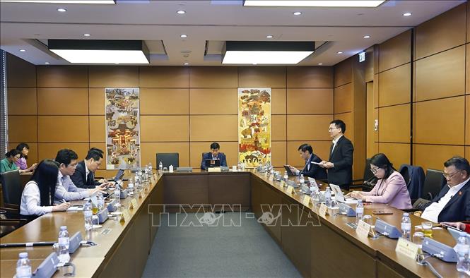 Đoàn đại biểu Quốc hội các tỉnh Lâm Đồng và Nghệ An thảo luận ở tổ. Ảnh: Doãn Tấn - TTXVN