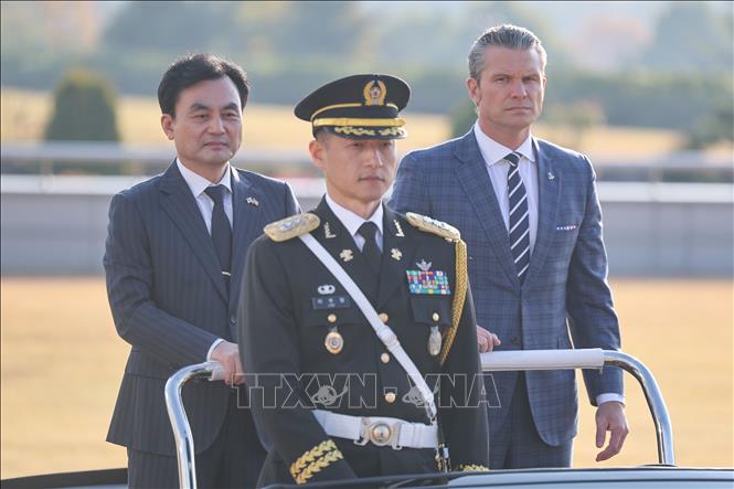 Bộ trưởng Quốc phòng Hàn Quốc Ahn Gyu Back (trái) duyệt đội danh dự tại Hội nghị tư vấn an ninh ở thủ đô Seoul, ngày 4/11/2025. Ảnh: YONHAP/TTXVN