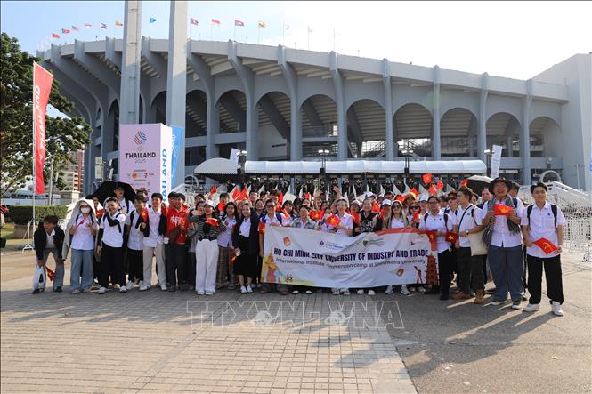 Tranh thủ thời gian trong kỳ trao đổi học tập tại Thái Lan, nhóm 60 sinh viên Trường Đại học Công Thương Thành phố Hồ Chí Minh cùng tới sân cổ vũ đội bóng U22 Việt Nam. Ảnh: Đỗ Sinh - PV TTXVN tại Thái Lan