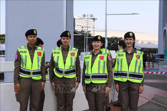 Cảnh sát Thái Lan bảo vệ an ninh cho trận đấu. Ảnh: Đỗ Sinh - PV TTXVN tại Thái Lan