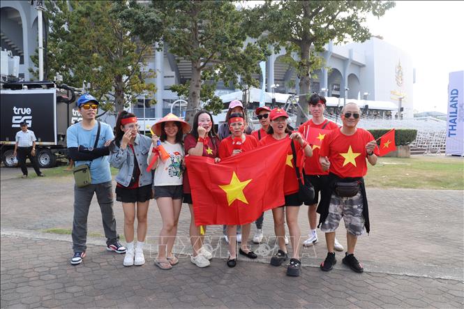 Nhóm cổ động viên mang theo cờ đỏ sao vàng tới cổ vũ bóng đá. Ảnh: Đỗ Sinh - PV TTXVN tại Thái Lan