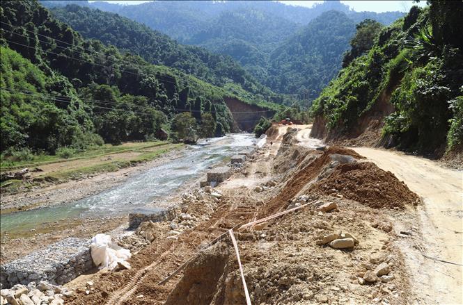 Lũ ống, lũ quét đã làm quốc lộ 16 chạy qua nhiều bản của xã Nhôn Mai (Nghệ An) bị tàn phá, hư hại nghiêm trọng khiến việc đi lại của người dân các bản làng gặp nhiều khó khăn. Ảnh: Xuân Tiến - TTXVN 