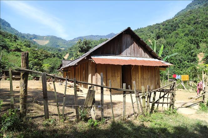 Nhà dân trong bản Phá Mựt (xã Nhôn Mai, tỉnh Nghệ An) ở khu vực lưng núi cao không ảnh hưởng của lũ ống, lũ quét  nhưng thuộc diện phải di dời khẩn cấp bởi nằm trong khu vực có nguy cơ sạt lở, sụt trượt rất cao. Ảnh: Xuân Tiến - TTXVN 