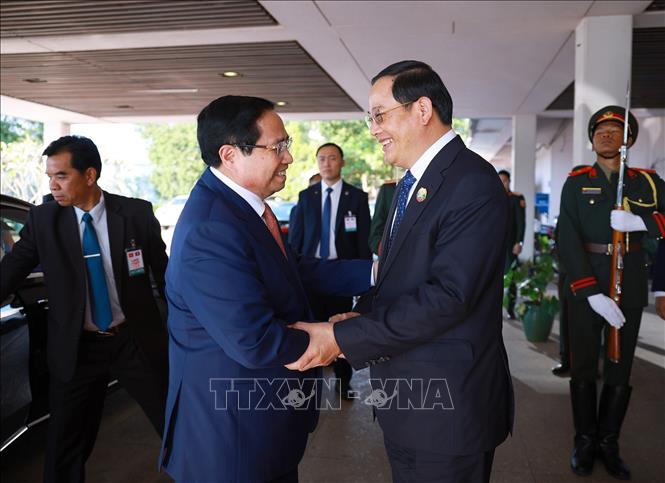 Thủ tướng Lào Sonexay Siphandone đón Thủ tướng Phạm Minh Chính đến Hội nghị xúc tiến đầu tư Việt Nam - Lào năm 2025. Ảnh: Dương Giang-TTXVN
