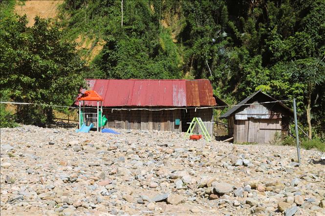 Nhà văn hóa, sinh hoạt cộng đồng bản Phá Mựt (xã Nhôn Mai, tỉnh Nghệ An) bị đất đá vùi lấp và bỏ hoang từ nhiều tháng qua. Ảnh: Xuân Tiến - TTXVN 