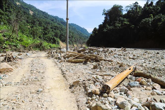 Sau khi lũ ống, lũ quét đi qua, lưu vực dòng suối nhỏ chạy dọc qua bản Phá Mựt (xã Nhôn Mai, tỉnh Nghệ An) đã mở rộng và biến dạng hoàn toàn. Ảnh: Xuân Tiến - TTXVN 
