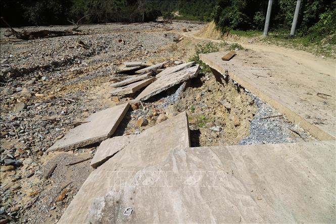 Đường bê tông dân sinh nối bản Phá Mựt (xã Nhôn Mai, tỉnh Nghệ An) với quốc lộ 16 bị lũ ống, lũ quét gây sạt lở và cuốn trôi hoàn toàn nhiều đoạn. Ảnh: Xuân Tiến - TTXVN 