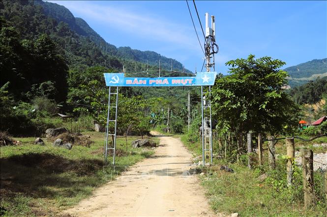Cổng chào bản Phá Mựt, một thiết chế văn hóa của bản làng còn vẹn nguyên sau khi lũ dữ lịch sử càn quét. Ảnh: Xuân Tiến - TTXVN 