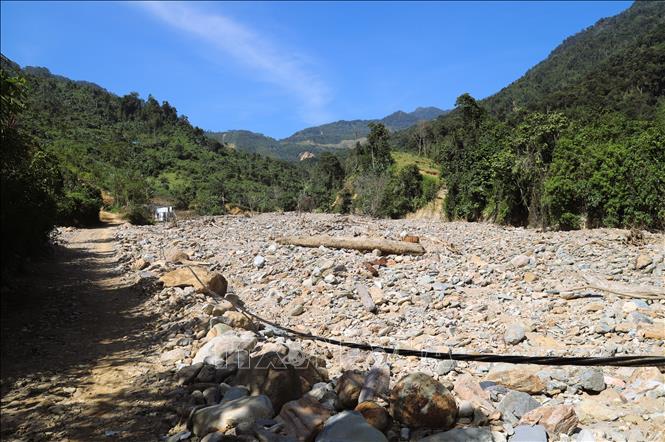 Nhiều nhà, ruộng vườn của người dân bản Phá Mựt (xã Nhôn Mai, tỉnh Nghệ An) đã bị lũ ống, lũ quét càn quét, xóa hết, không còn vết tích. Ảnh: Xuân Tiến - TTXVN 