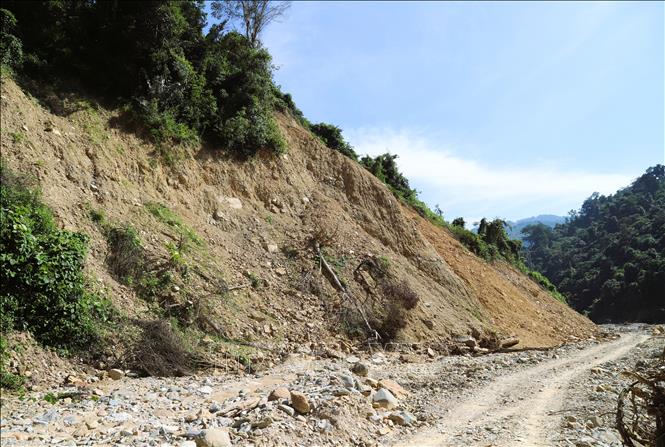 Nguy cơ xảy ra sạt lở núi, đồi, vách ta-luy dương tại nhiều khu vực trong bản Phá Mựt (xã Nhôn Mai, tỉnh Nghệ An) vẫn còn cao khi trời mưa lớn. Ảnh: Xuân Tiến - TTXVN 
