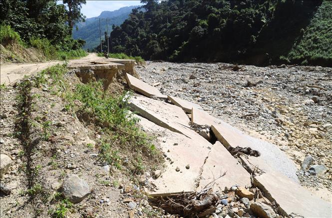 Cơ sở hạ tầng đường giao thông vào bản Phá Mựt (xã Nhôn Mai, tỉnh Nghệ An) bị sạt lở, hư hỏng nghiêm trọng, khó có thể khôi phục. Ảnh: Xuân Tiến - TTXVN 
