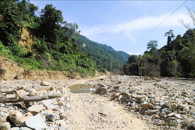 Đường bê tông dân sinh tại trung tâm bản Phá Mựt (xã Nhôn Mai, tỉnh Nghệ An) bị xóa sổ hoàn toàn do lũ ống, lũ quét tàn phá và khối lượng đá phủ dày, lấp kín. Ảnh: Xuân Tiến - TTXVN 