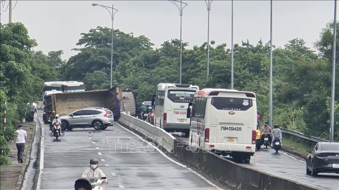 Hiện trường vụ lật xe. Ảnh: Phan Sáu - TTXVN