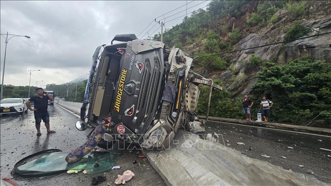 Hiện trường vụ lật xe. Ảnh: Phan Sáu - TTXVN