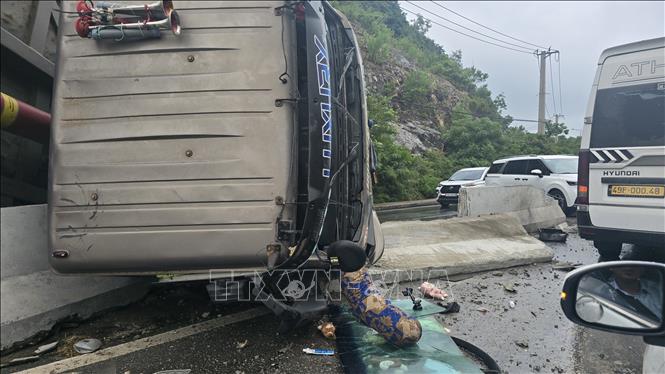 Hiện trường vụ xe tải bị lật trên đèo Cù Hin. Ảnh: Phan Sáu - TTXVN