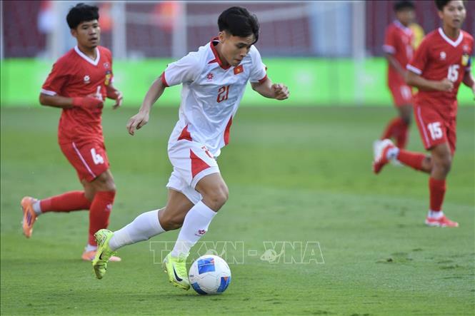 Pha đi bóng của Minh Phúc (số 21, Việt Nam). Ảnh: TTXVN