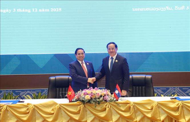 Thủ tướng Việt Nam Phạm Minh Chính và Thủ tướng Lào Sonexay Siphandone tại Lễ ký và trao các văn kiện hợp tác. Ảnh: Xuân Tú - PV TTXVN tại Lào