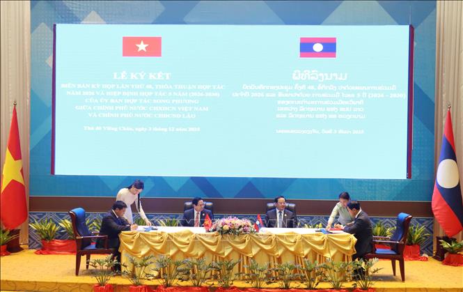 Thủ tướng Việt Nam Phạm Minh Chính và Thủ tướng Lào Sonexay Siphandone chứng kiến Lễ ký và trao các văn kiện hợp tác. Ảnh: Xuân Tú - PV TTXVN tại Lào