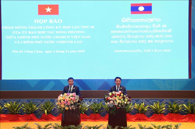 Chủ tịch Ủy ban hợp tác Việt Nam - Lào Nguyễn Văn Thắng và Chủ tịch Ủy ban hợp tác Lào - Việt Nam Saleumxay Kommasith chủ trì buổi họp báo. Ảnh: Xuân Tú - PV TTXVN tại Lào