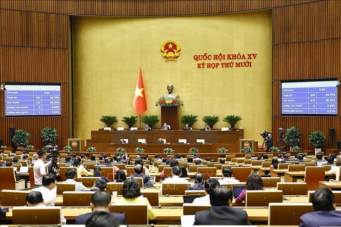 NA Deputies vote on the Law on the State of Emergency. VNA Photo: Doãn Tấn