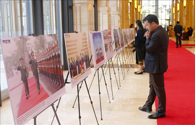 Du khách tham quan triển lãm ảnh về quan hệ hợp tác giữa hai nước do TTXVN thực hiện. Ảnh: Xuân Tú - PV TTXVN tại Lào