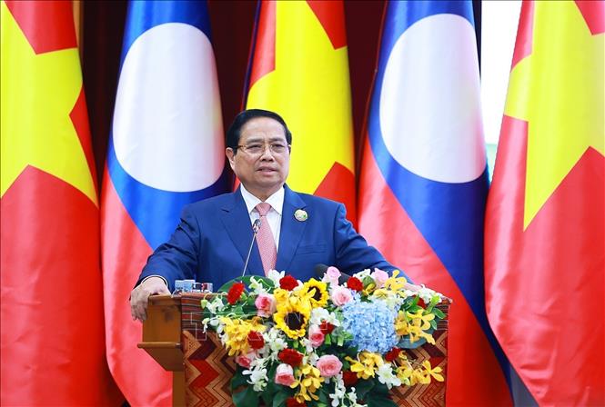 Thủ tướng Phạm Minh Chính phát biểu tại Hội nghị xúc tiến đầu tư Việt Nam-Lào năm 2025. Ảnh: Dương Giang-TTXVN