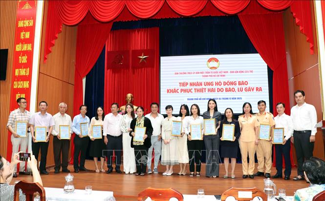 Tiếp nhận và gửi thư cảm ơn các đơn vị, doanh nghiệp ủng hộ đồng bào khắc phục thiệt hại do thiên tai, sự cố. Ảnh: Xuân Khu-TTXVN