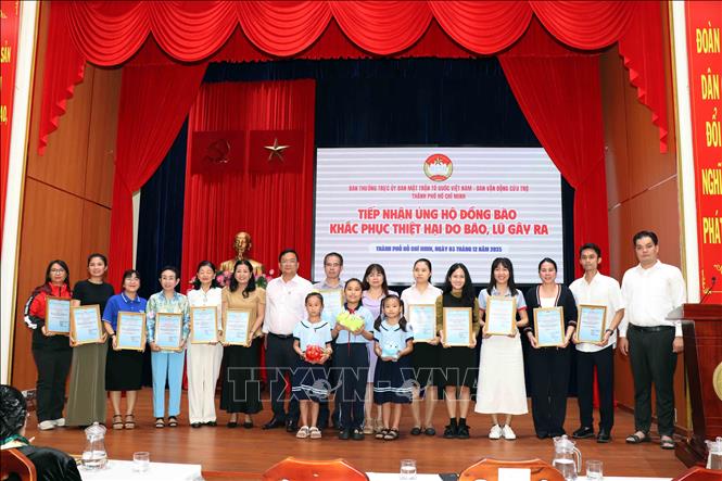 Tiếp nhận và gửi thư cảm ơn các đơn vị, doanh nghiệp ủng hộ đồng bào khắc phục thiệt hại do thiên tai, sự cố. Ảnh: Xuân Khu-TTXVN