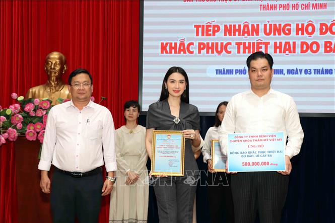 Tiếp nhận và gửi thư cảm ơn các đơn vị, doanh nghiệp ủng hộ đồng bào khắc phục thiệt hại do thiên tai, sự cố. Ảnh: Xuân Khu-TTXVN