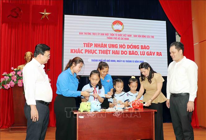 Học sinh trường Tiểu học Phú Thọ, Thành phố Hồ Chí Minh đập heo đất tiết kiệm ủng hộ đồng bào khắc phục thiệt hại do thiên tai, sự cố. Ảnh: Xuân Khu-TTXVN