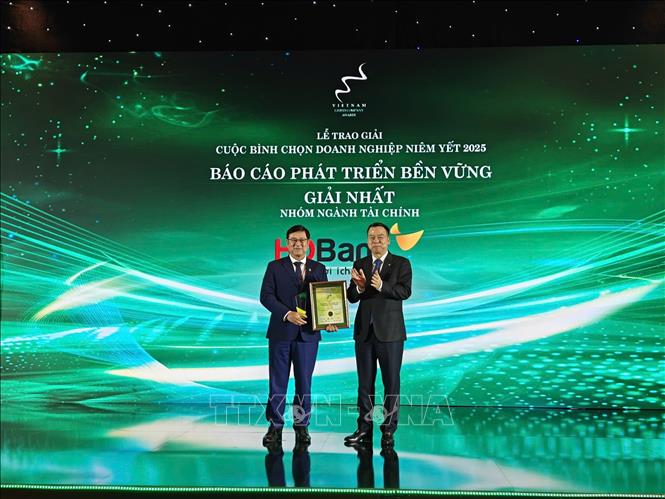 HDBank là doanh nghiệp niêm yết thuộc nhóm ngành tài chính đạt giải Nhất ở hạng mục Báo cáo Phát triển bền vững. Ảnh: Hứa Chung-TTXVN