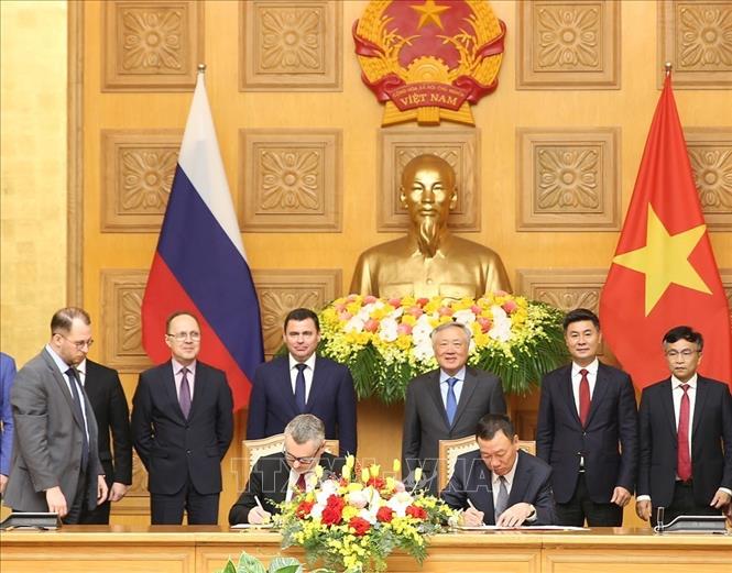 Phó Thủ tướng Thường trực Chính phủ Nguyễn Hòa Bình, Trợ lý Tổng thống Nga Mironov Dmitry chứng kiến lễ ký Bản ghi nhớ hợp tác giữa Thanh tra Chính phủ Việt Nam và Cơ quan Công vụ, Nhân sự và Chống tham nhũng trực thuộc Tổng thống Liên bang Nga. Ảnh: Minh Đức – TTXVN