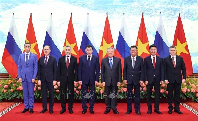 Phó Thủ tướng Thường trực Chính phủ Nguyễn Hòa Bình với Trợ lý Tổng thống Nga Mironov Dmitry và các thành viên trong đoàn. Ảnh: Minh Đức – TTXVN