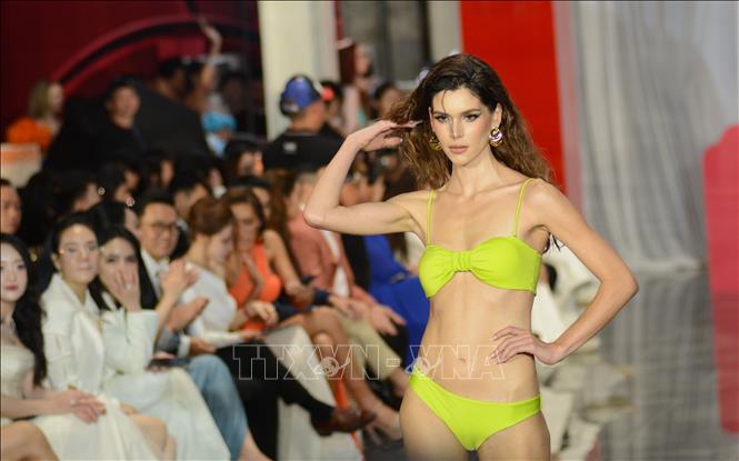  Hơn 70 hoa hậu quốc tế trình diễn tiết mục thời trang Swimsuit đầy hấp dẫn. Ảnh: Văn Dũng - TTXVN