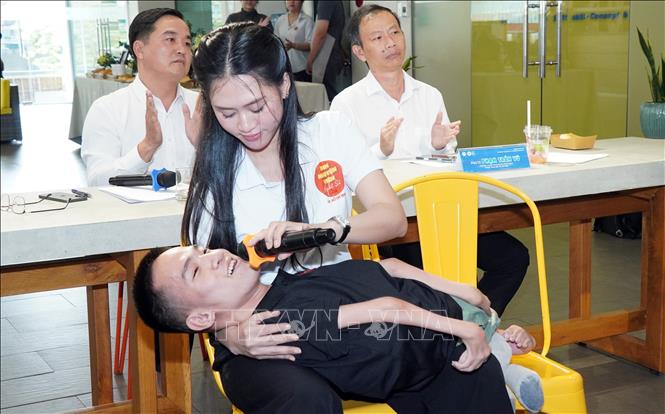 Anh Nguyễn Văn Tâm, Thành phố Huế, thể hiện tình yêu âm nhạc tại tòa đàm. Ảnh: Trung Tuyến – TTXVN