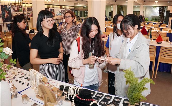 Các bạn trẻ trải nghiệm các sản phẩm thủ công từ các gian hàng trong lễ hội. Ảnh: Trung Tuyến – TTXVN