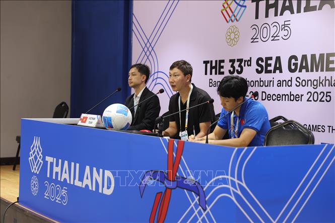 Ông Kim Sang-sik, Huấn luyện viên trưởng đội tuyển U22 Việt Nam.  Ảnh: Đỗ Sinh - PV TTXVN tại Thái Lan