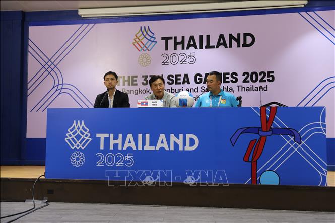 Ông Ha Kyok-jun (giữa), Huấn luyện viên trưởng đội tuyển U22 Lào. Ảnh: Đỗ Sinh - PV TTXVN tại Thái Lan