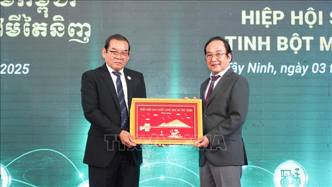 Ông Lê Hữu Hùng, Phó Chủ tịch Hiệp hội sắn Việt Nam (phải) tặng quà hữu nghị cho ông Oknha Chray Sun – Chủ tịch Liên đoàn Sắn Campuchia. Ảnh: Minh Phú – TTXVN